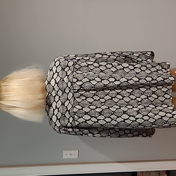 Michael Kors beautiful blouse with snake skin look size XL - Picture 5 of 7